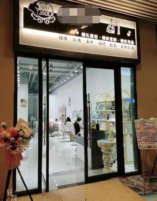 广西一美女割双眼皮，美容店老板切出“增生”还留疤