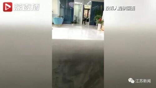 花6万元吸脂后皮肤坏死，双腿凹凸不平！还没修复好，整形医院去哪了？